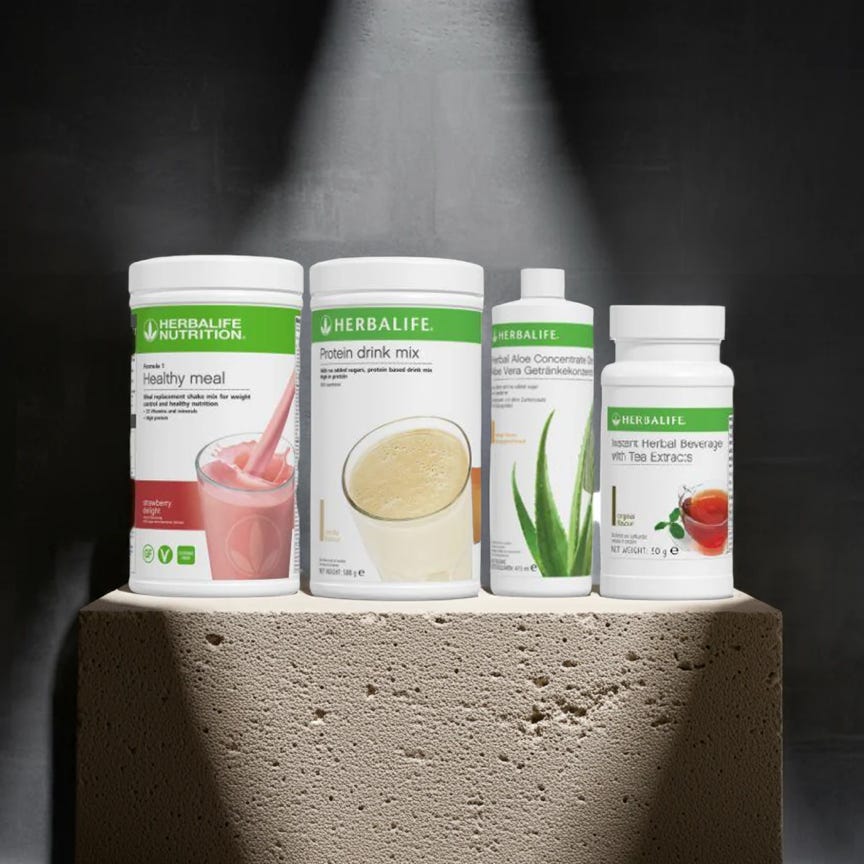 Mujer Con Mascarilla Blanca Y Vestido Azul Sin Mangas